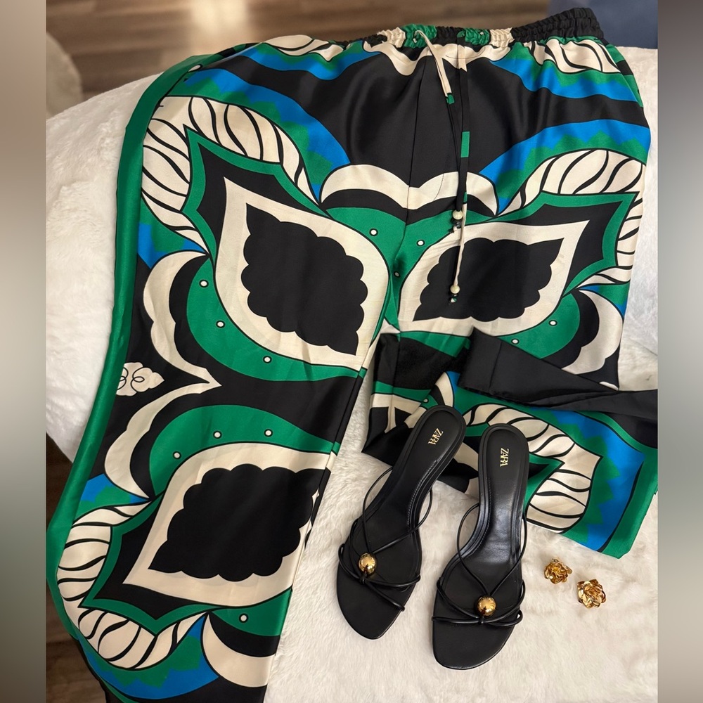 Zara Women's Black and Green Abstract Joggers